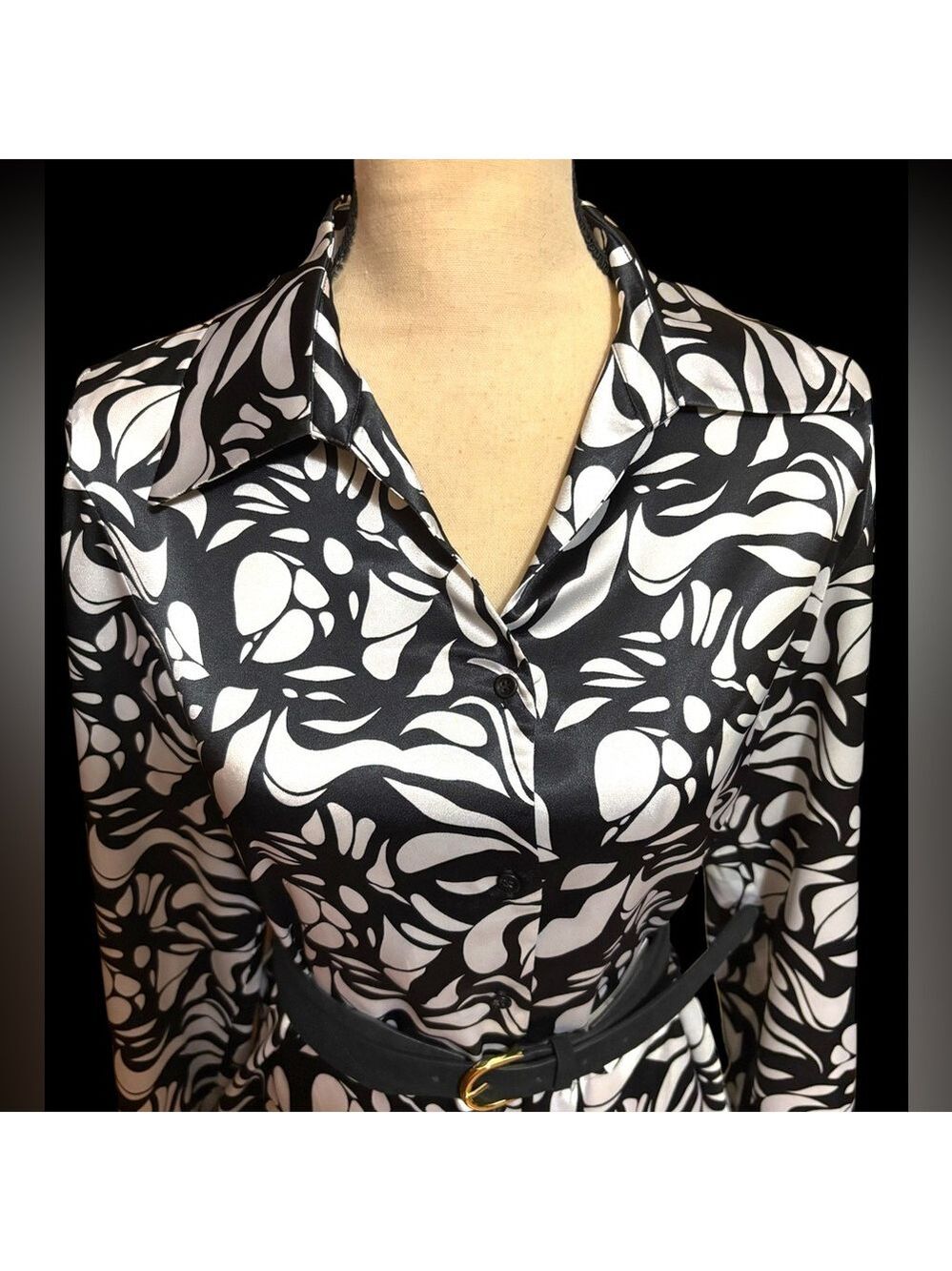 Kasper-NWT size 10 silky “Sutton Place” geometric blouse. Black/Ivory. New w/tag